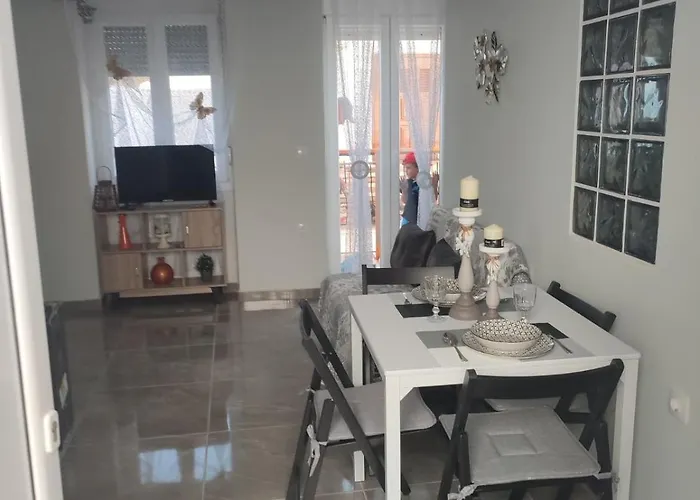 Το Σπιτι Στη Ρουγα * גלוסה